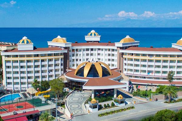 Außenansicht des Side Alegria Hotel & Spa mit Meerblick und Gebäudedetails