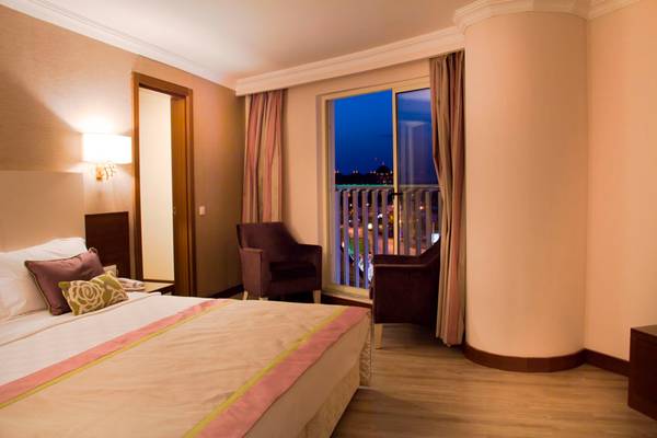 Schlafzimmer im Side Alegria Hotel & Spa mit Blick auf die Stadt.