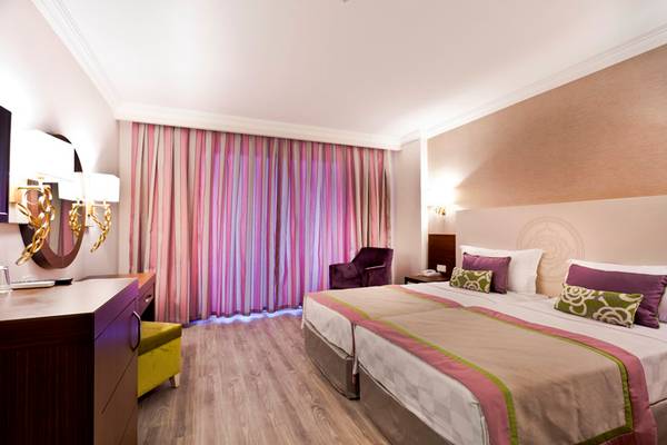 Doppelzimmer im Side Alegria Hotel & Spa mit zwei Betten, Dekor und Möbeln.