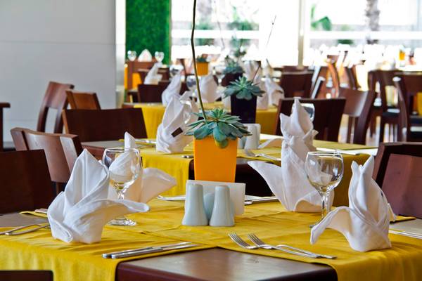 Gedeckte Tische im Speisesaal des Side Alegria Hotel & Spa.