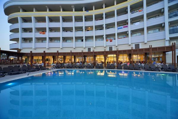 Außenbereich des Side Alegria Hotel & Spa mit Swimmingpool und Sonnenliegen