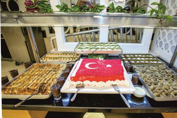Buffet-Tisch im Side Alegria Hotel & Spa mit einer türkischen Flaggen-Torte und verschiedenen Gerichten.