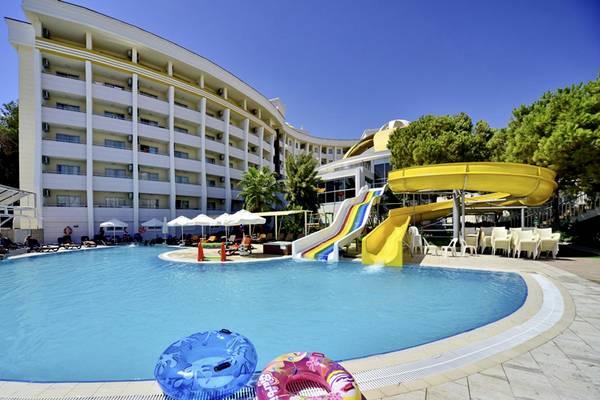 Außenpoolbereich des Side Alegria Hotel & Spa mit blauem Wasser und bunten Wasserrutschen.