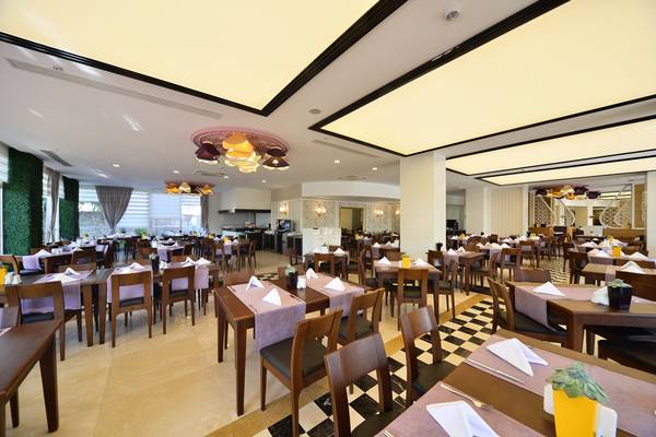Restaurant des Side Alegria Hotel & Spa mit gedeckten Tischen und modernen Inneneinrichtungen.