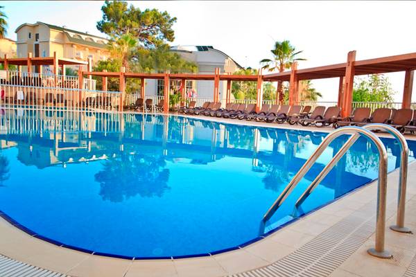 Außenpool des Side Alegria Hotel & Spa mit Sonnenliegen und blauem Wasser