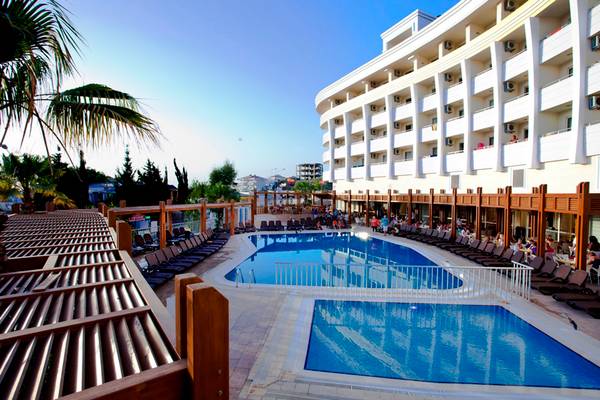 Außenbereich des Side Alegria Hotel & Spa mit Swimmingpool und Sonnenliegen.