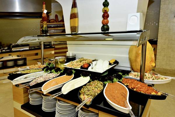 Buffet mit verschiedenen Speisen im Side Alegria Hotel & Spa.