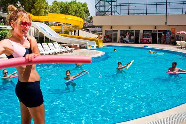 Gäste genießen das Schwimmbad und die Wasserrutschen im Side Alegria Hotel & Spa.