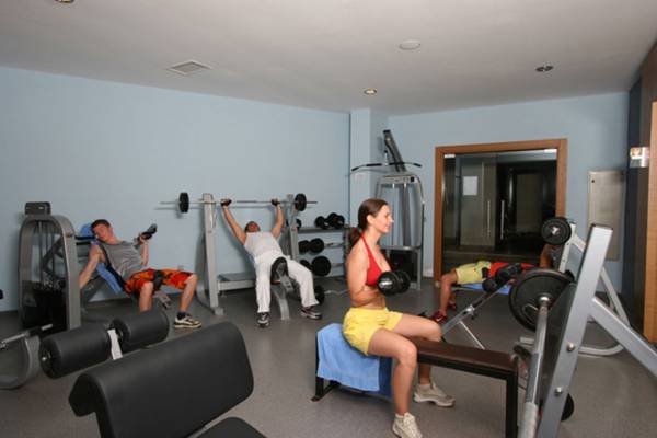 Fitnesscenter im Side Mare Resort & Spa mit mehreren Personen, die an verschiedenen Geräten trainieren.