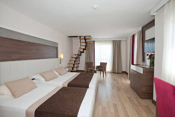 Doppelzimmer im Side Mare Resort & Spa mit zwei Betten, Holzboden und Treppen