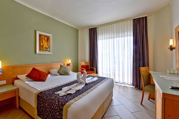 Hotelzimmer im Side Mare Resort & Spa mit Bett, Dekor und Möbeln.