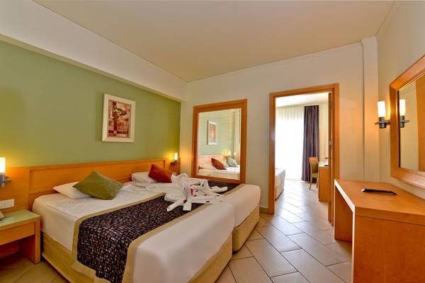 Doppelzimmer im Side Mare Resort & Spa mit zwei Betten, Dekor und offenem Badezimmer