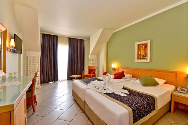 Hotelzimmer im Side Mare Resort & Spa mit zwei Betten, Dekor und Möbeln.