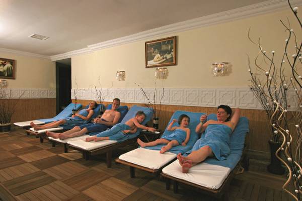 Familien in blauen Handtüchern entspannen in der Sauna im Side Mare Resort & Spa.
