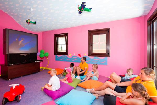 Familien im Kinderzimmer des Side Mare Resort & Spa, bunte Kissen, Fernseher und bunte Wanddekoration