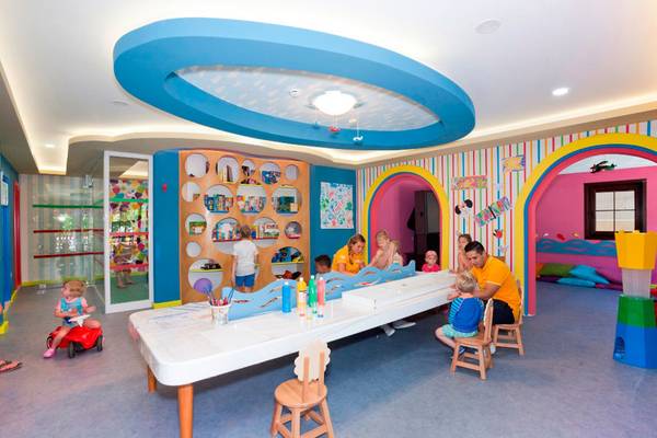 Kinderspielbereich im Side Mare Resort & Spa mit bunten Wänden und einer langen Tafel.