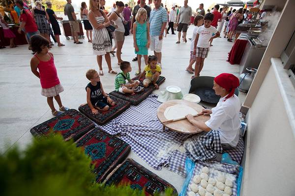 Familien mit Kindern bei einem Backwettbewerb im Hotel Side Mare Resort & Spa.