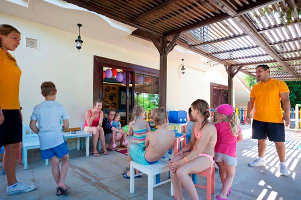 Gruppe von Kindern und Betreuerinnen auf einer Terrasse des Side Mare Resort & Spa.