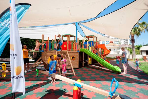 Kinderspielplatz unter einem Sonnensegel im Side Mare Resort & Spa