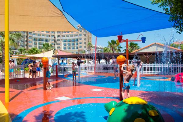 Kinder spielen auf einem Wasserspielplatz im Freien im Side Mare Resort & Spa.