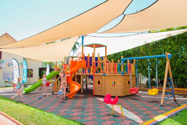 Kinderspielplatz im Side Mare Resort & Spa mit Rutschen, Schaukeln und einem Piratenschiff.
