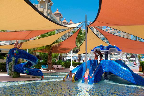 Kinder spielen auf einem Wasserspielplatz im Side Mare Resort & Spa.