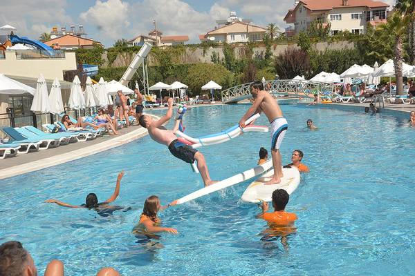 Aktivität im Pool des Side Mare Resort & Spa mit Wasserrutschen und Sonnenschirmen.