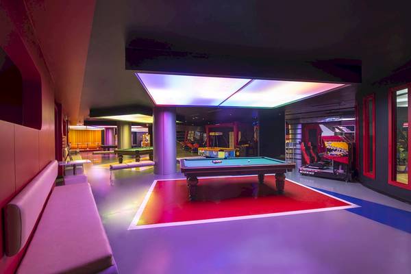 Ein Pooltisch in einem Spielbereich des Dobedan Beach Resort Comfort.