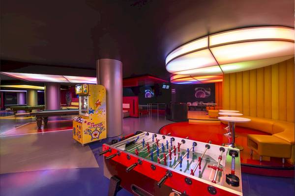 Spielbereich im Dobedan Beach Resort Comfort mit Tischkicker, Spielautomat und Billardtischen.