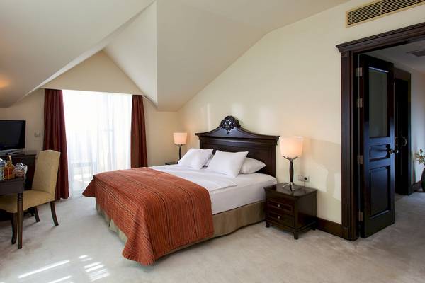 Ein gemütliches Schlafzimmer im Dobedan Beach Resort Comfort mit einem Doppelbett, Nachttischen und einem offenen Eingang.