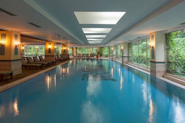 Innenpool des Dobedan Beach Resort Comfort mit Lounge-Liegen und begrünten Fenstern