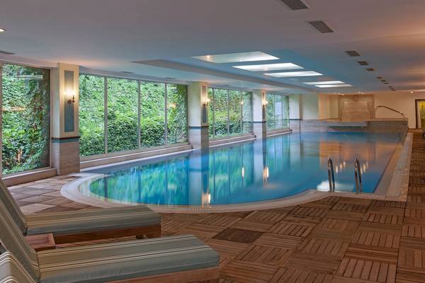 Innenpool des Dobedan Beach Resort Comfort mit großen Fenstern und Sonnenliegen.