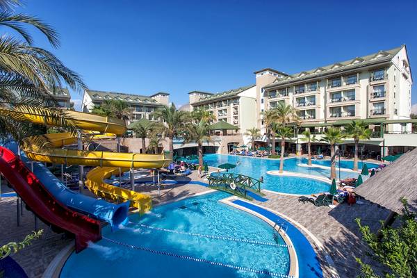 Außenpoolbereich des Dobedan Beach Resort Comfort mit Wasserrutschen und Liegebereichen.