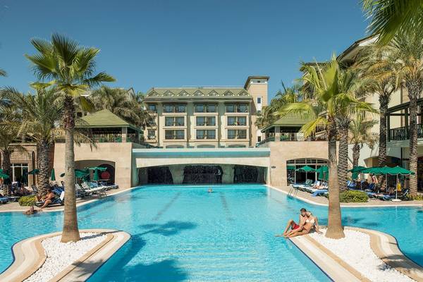Außenpool des Dobedan Beach Resort Comfort mit Gästebereichen und Palmen.