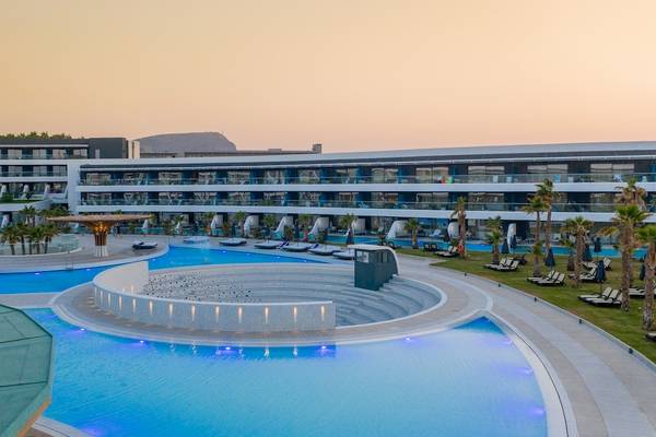 Lyttos Mare Hotel mit Pool bei Sonnenuntergang