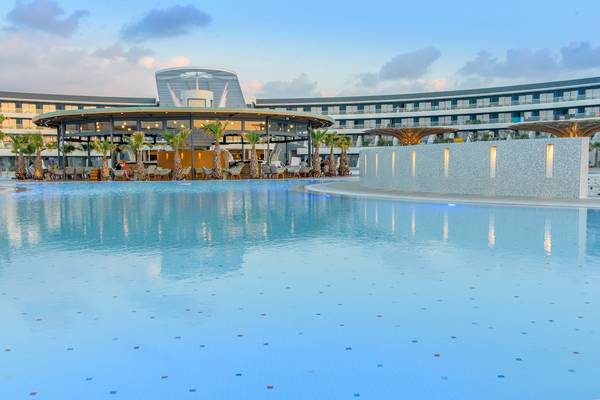 Außenpool des Lyttos Mare Hotels mit Blick auf das Gebäude.