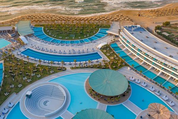 Lyttos Mare Hotel mit mehreren Swimmingpools und Sonnenliegen, Blick vom Dach.