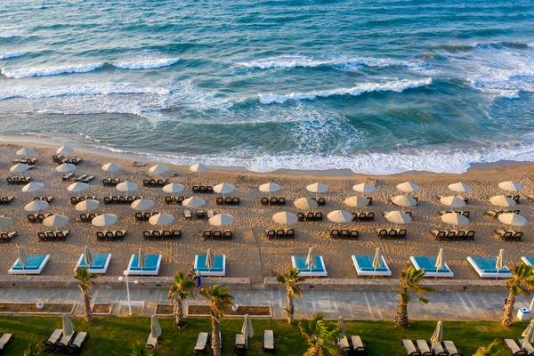 Luftaufnahme des Lyttos Mare Hotels mit Blick auf den Strand und das Meer.