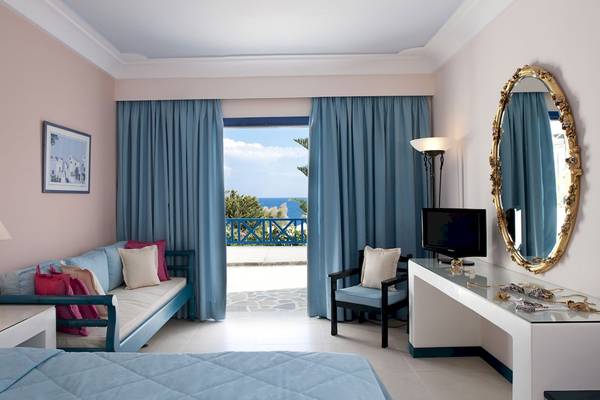 Innenansicht eines Zimmers im Veggera Hotel mit Blick auf das Meer.