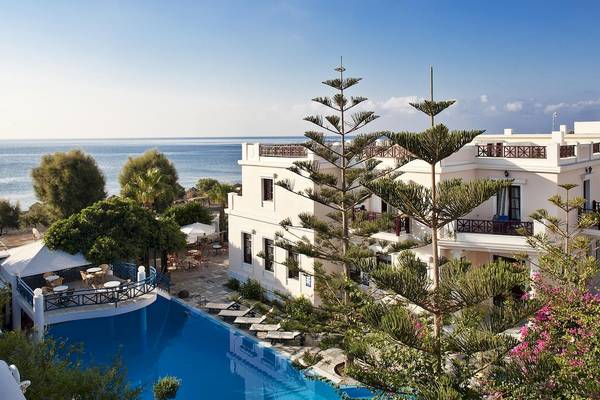 Außenansicht des Veggera Hotels mit Pool und Meer im Hintergrund.