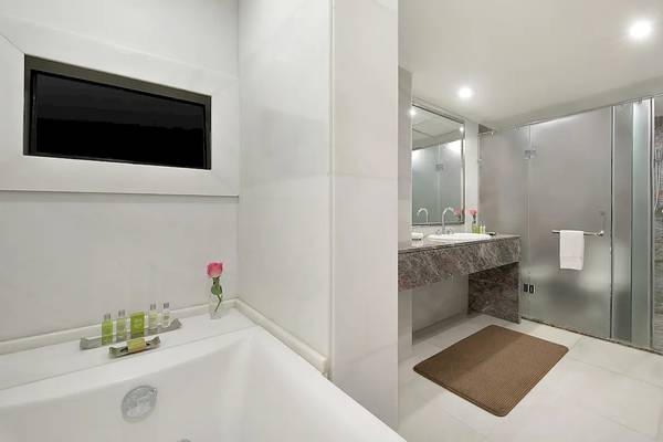 Das Badezimmer im Hilton Hurghada Plaza mit Badewanne, Dusche und Waschbecken.