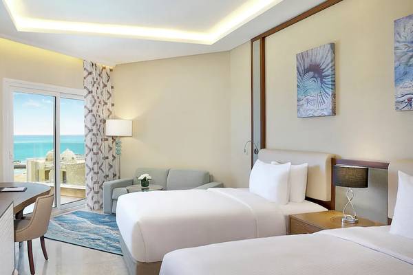 Innenansicht eines Hotelzimmers mit Meerblick im Hilton Hurghada Plaza