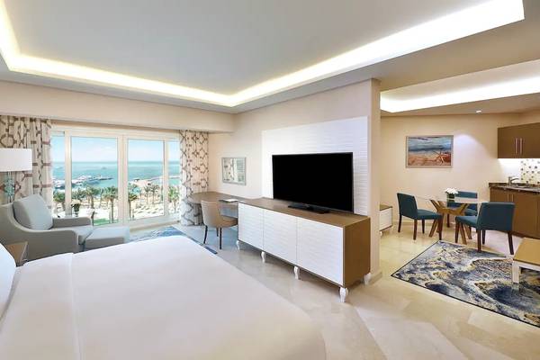 Innenansicht einer Suite im Hilton Hurghada Plaza mit Blick auf das Meer.