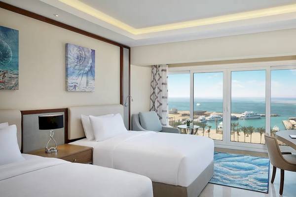 Doppelzimmer im Hilton Hurghada Plaza Hotel mit Aussicht auf das Meer und Hafen.