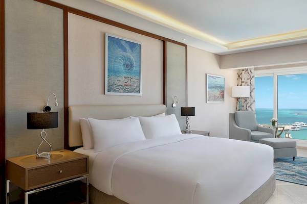 Schlafzimmer im Hilton Hurghada Plaza Hotel mit Blick auf das Meer.