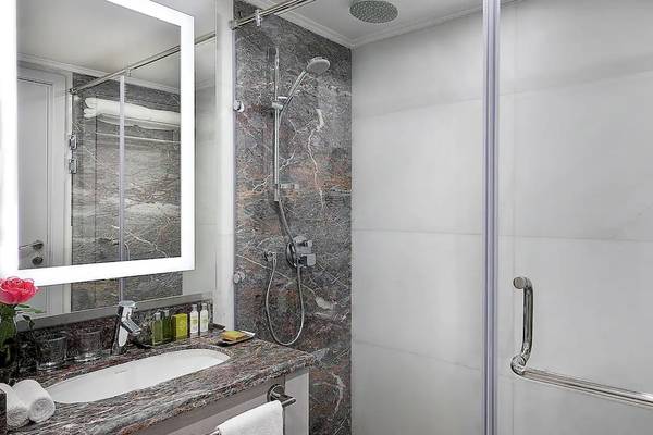 Badezimmer im Hilton Hurghada Plaza Hotel mit Marmorboden, Spiegel und Dusche.
