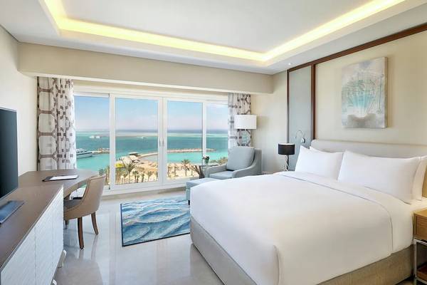 Innenansicht eines Hotelzimmers im Hilton Hurghada Plaza mit Blick auf das Meer.