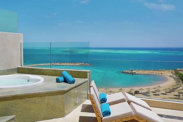 Suite im Hilton Hurghada Plaza mit Balkon und Meerblick, Whirlpool und Liegestühlen.