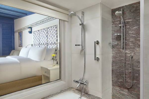 Badezimmer im Hilton Hurghada Plaza Hotel mit Badewanne und separater Dusche.
