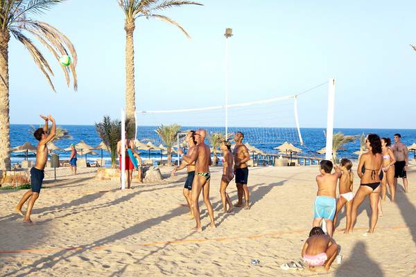 Volleyball-Spiel am Strand des Three Corners Sea Beach Resort.